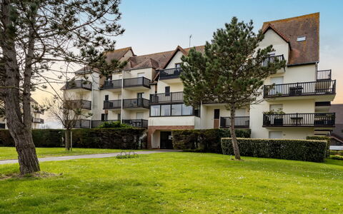 Cabourg 450: Water, Sky, Building, Plant, Cloud, Property, Azure, Swimming Pool, Tree, Architecture