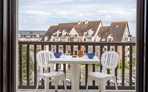 Cabourg 450: Water, Sky, Building, Plant, Cloud, Property, Azure, Swimming Pool, Tree, Architecture