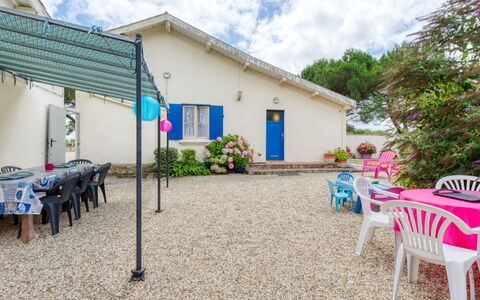 Jau-Dignac et Loirac 608: Cloud, Plant, Sky, Property, Building, Window, Tree, Chair, House, Table
