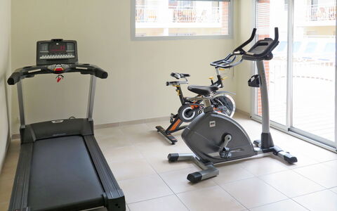 Vieux-Boucau 623: Exercise Machine, Building, Exercise Equipment, Elliptical Trainer, Stationary Bicycle, Gym, Floor, Flooring, Machine