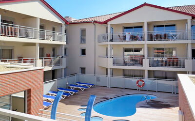 Vieux-Boucau 623: Sky, Water, Property, Building, Swimming Pool, Window, Azure, Shade, Condominium, Urban Design