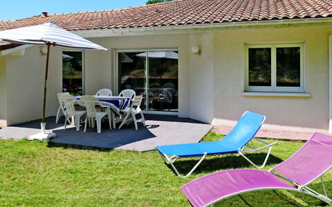 Le Moïsan: Building, Furniture, Property, Window, Plant, Sky, Table, Azure, Chair, Shade