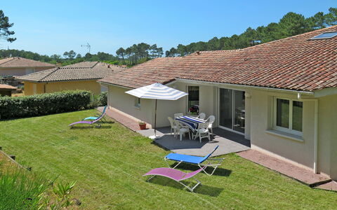 Le Moïsan: Sky, Plant, Property, Furniture, Building, Window, Tree, Azure, Chair, House