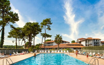 Soustons 645: Water, Sky, Cloud, Plant, Swimming Pool, Tree, Leisure, Arecales, Outdoor Furniture, Building