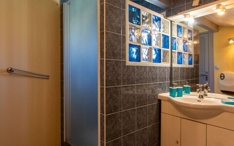 Labenne Océan: Mirror, Sink, Tap, Plumbing Fixture, Building, Cabinetry, Bathroom Cabinet, House, Interior Design, Bathroom