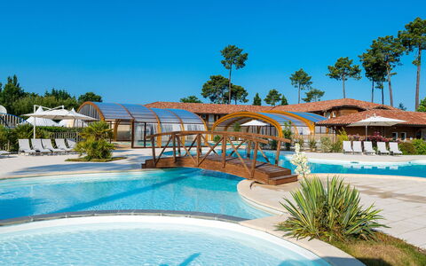Parentis en Born 665: Water, Sky, Plant, Property, Swimming Pool, Seaside Resort, Building, Tree, Azure, Leisure