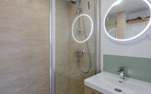 Cabourg 550: Bathroom, Bathroom Sink, Plumbing Fixture, Wall, Interior Design, Mirror, Sink, Flooring, Tap, Plumbing