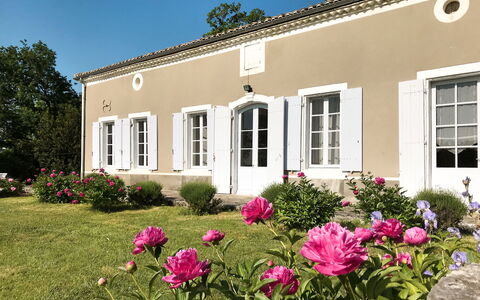 La Gaubide: Flower, Plant, Building, Window, Property, Sky, Nature, House, Cottage, Vegetation