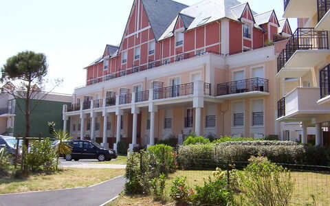 Cabourg 595: Plant, Building, Sky, Window, Car, Wheel, Urban Design, Tree, Condominium