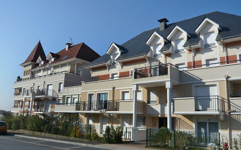 Cabourg 595: Sky, Plant, Building, Window, Property, House, Urban Design, Neighbourhood, Residential Area, Facade