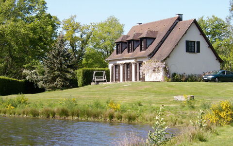 Marchives: Water, Plant, Building, Sky, Window, Tree, Nature, Botany, Natural Landscape, House
