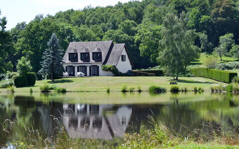Marchives: Water, Plant, Building, Property, Sky, Green, Tree, Natural Environment, Natural Landscape, Land Lot