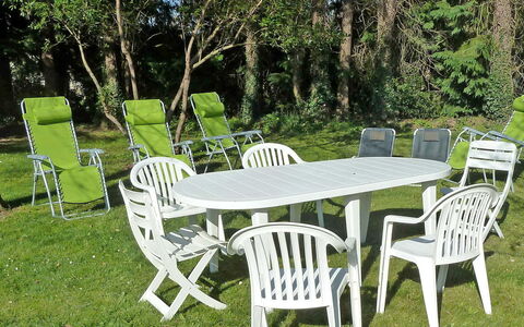 Freyssignes: Plant, Furniture, Table, Plant Community, Chair, Outdoor Table, Green, Outdoor Furniture, Tree, Natural Landscape
