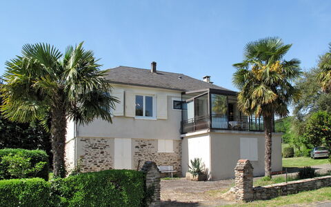 Freyssignes: Sky, Plant, Building, Window, House, Tree, Land Lot, Arecales, Residential Area, Landscape