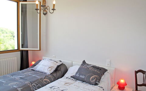 Freyssignes: Building, Property, Furniture, Comfort, Light, Wood, Lighting, Bed Frame, Window, Textile