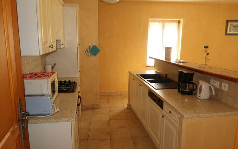 La Cardeline: Kitchen Sink, Cabinetry, Sink, Furniture, Countertop, Tap, Wood, Building, Kitchen Stove, Interior Design