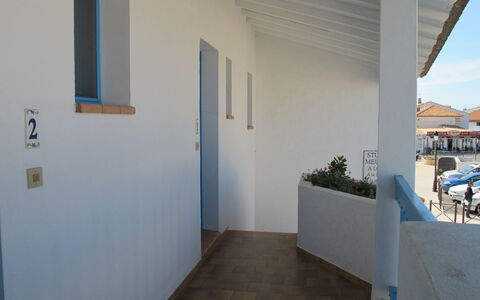 Soleil Camarguais: Property, Plant, Window, Houseplant, Wood, Floor, Paint, Flooring, Sky, Building