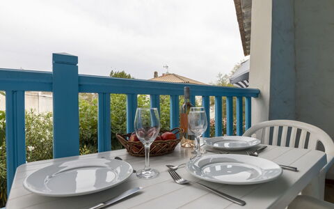 Soleil Camarguais: Table, Tableware, Furniture, Sky, Property, Dishware, Building, Chair, Wood, Tablecloth