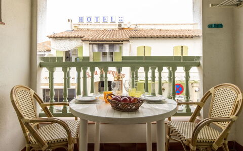 Saintes Maries de la Mer 604: Table, Furniture, Property, Building, Chair, Wood, Plant, Outdoor Furniture, Interior Design, Flowerpot