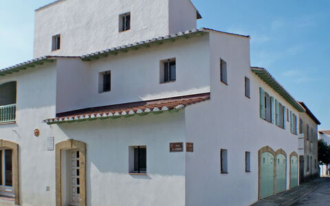 Saintes Maries de la Mer 604: Sky, Building, Window, Property, Door, House, Plant, Facade, Roof