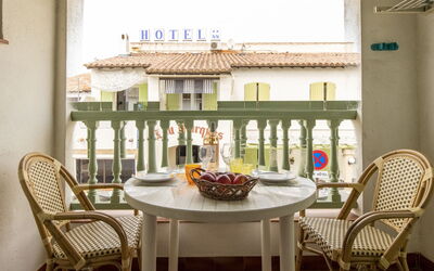 Saintes Maries de la Mer 604: Table, Furniture, Property, Building, Chair, Wood, Plant, Outdoor Furniture, Interior Design, Flowerpot