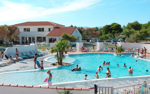 Torreilles Plage 605: Water, Sky, Cloud, Swimming Pool, Building, Plant, Azure, Tree, Body Of Water, Leisure