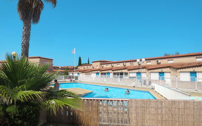 Saint Cyprien 627: Water, Sky, Plant, Building, Swimming Pool, Azure, Tree, Body Of Water, Arecales, Leisure