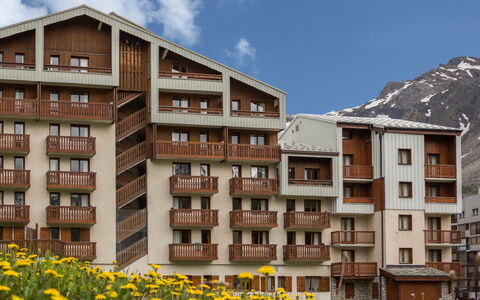 Tignes 655: Sky, Building, Cloud, Plant, Flower, Daytime, Property, Window, Mountain, Urban Design