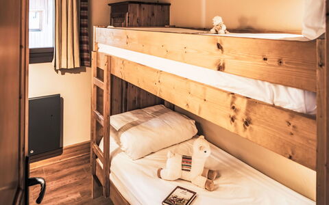 Les Menuires 654: Wood, Bedroom, Bed, Interior Design, Flooring, Floor, Bed Sheet, Bedding, Furniture, Wood Stain