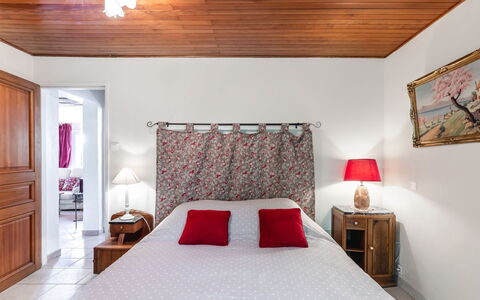 L'Isle sur la Sorgue: Furniture, Property, Building, Comfort, Wood, Picture Frame, Interior Design, Lighting, Cabinetry, Door