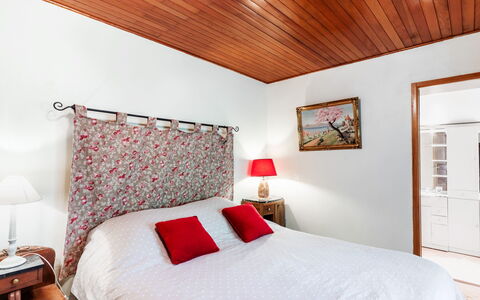 L'Isle sur la Sorgue: Building, Furniture, Property, Comfort, Wood, Bed Frame, Interior Design, Bed, Pillow, Flooring