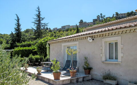 Ménerbes 603: Plant, Sky, Property, Window, Building, Flowerpot, Houseplant, Tree, Cottage, House