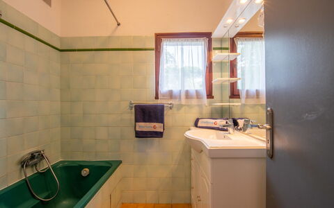 Cavalaire 613: Mirror, Plumbing Fixture, Tap, Property, Sink, Bathroom, Interior Design, Building, Wood, Bathtub