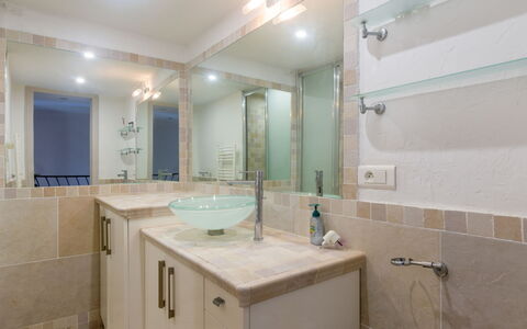 Maison Pêcheur: Mirror, Tap, Sink, Plumbing Fixture, Property, Bathroom Sink, Bathroom, Interior Design, Bathroom Cabinet