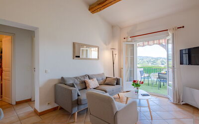 Gobino 672.3: Couch, Property, Furniture, Picture Frame, Door, Comfort, Building, Window, Living Room, Wood