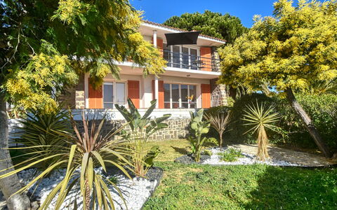 Les Issambres 655: Plant, Building, Daytime, Property, Window, Sky, Tree, Azure, House, Vegetation
