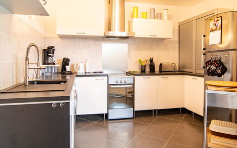 Au Romarin: Cabinetry, Countertop, Property, Furniture, Kitchen Appliance, Kitchen, Wood, Home Appliance, Kitchen Stove, Lighting