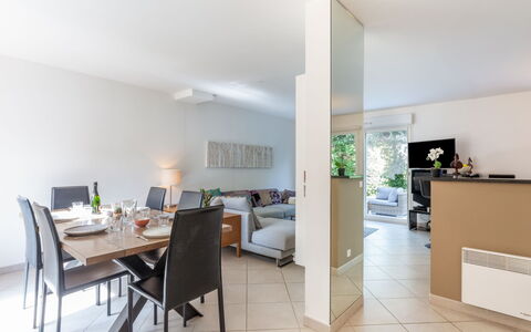 Les Rives du Golf 3: Table, Furniture, Chair, Houseplant, Building, Floor, Flooring, Living Room, Wood, Plant