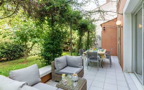Les Rives du Golf 3: Plant, Furniture, Property, Couch, Table, Flowerpot, Chair, Interior Design, Houseplant, Shade