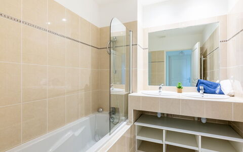 Les Rives du Golf 3: Bathtub, Shower, Plumbing Fixture, Bathroom, Flooring, Floor, Building, Real Estate, Composite Material
