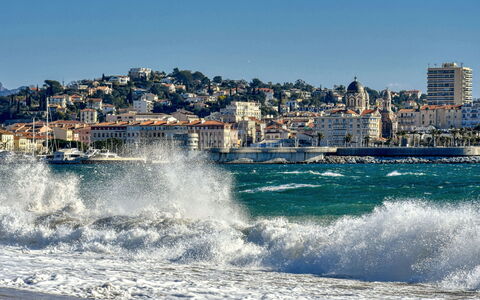 Les Pins: Water, Sky, Daytime, Cloud, Building, Coastal And Oceanic Landforms, Body Of Water, Wind Wave, Horizon