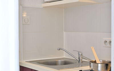 Rés. les Calanques, Studio 2 Pers 604.1: Cabinetry, Kitchen Sink, Property, Countertop, Sink, Tap, Building, Kitchen, Wood, Interior Design