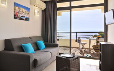 Rés. les Calanques, T2 2-4 Pers. 604.2: Furniture, Property, Couch, Table, Comfort, Interior Design, Living Room, Architecture, Building, Floor