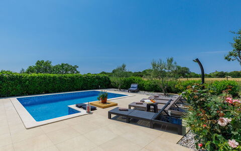 Paula: Plant, Sky, Water, Swimming Pool, Outdoor Furniture, Shade, Rectangle, Urban Design, Grass, Leisure