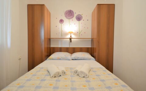 Gloria: Building, Furniture, Comfort, Textile, Lighting, Wood, Interior Design, Cabinetry, Bed, Floor