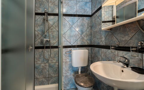 Ana: Interior Design, Plumbing Fixture, Flooring, Floor, Sink, Bathroom Sink, Room, Plumbing, Tap, Bathroom