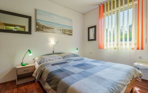 Ana: Bed, Interior Design, Furniture, Bedroom, Bedding, Bed Sheet, Floor, Room, Flooring, Wood