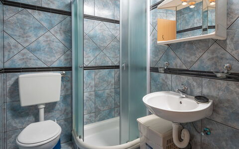Ana: Mirror, Tap, Plumbing Fixture, Sink, Property, Bathroom Sink, White, Blue, Bathroom, Azure