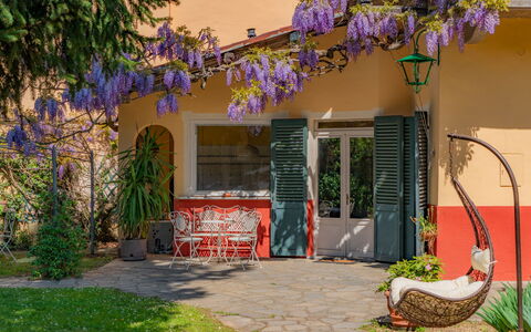 Dimora Berchiatti: Plant, Building, Property, Window, Flower, Door, Purple, House, Grass, Wall
