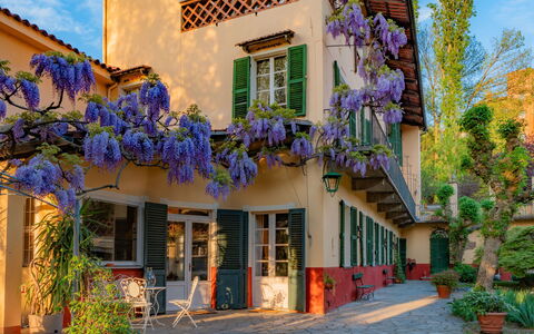 Dimora Berchiatti: Plant, Building, Property, Window, Sky, Blue, Azure, Purple, Flower, Flowerpot